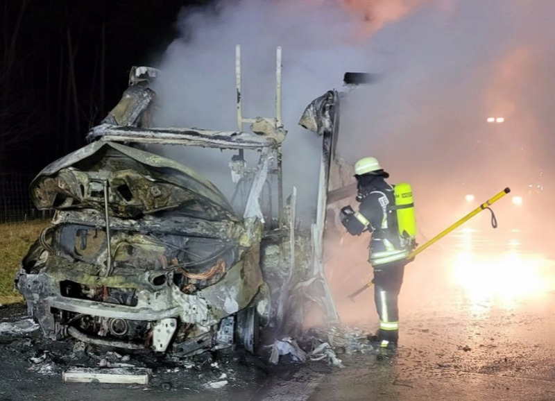 Pakettransporter brennt auf der A 8 aus