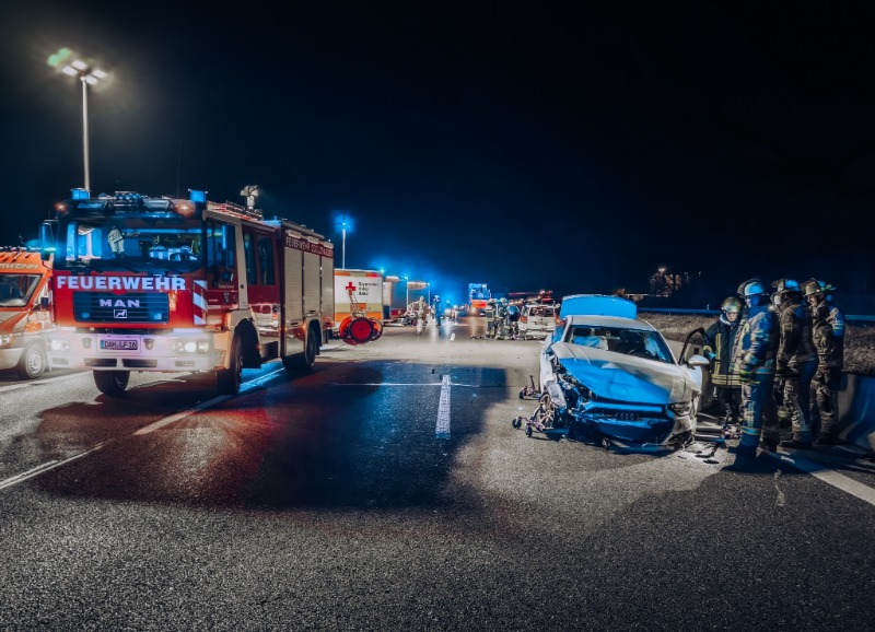 Mehrere Fahrzeuge kollidieren auf der A 8