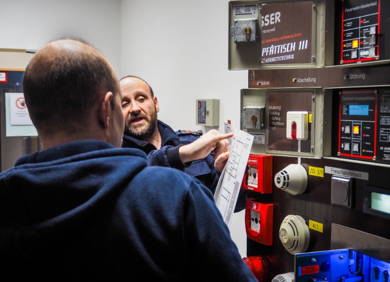 Feuerwehren trainieren Einsatz an der Brandmeldeanlage