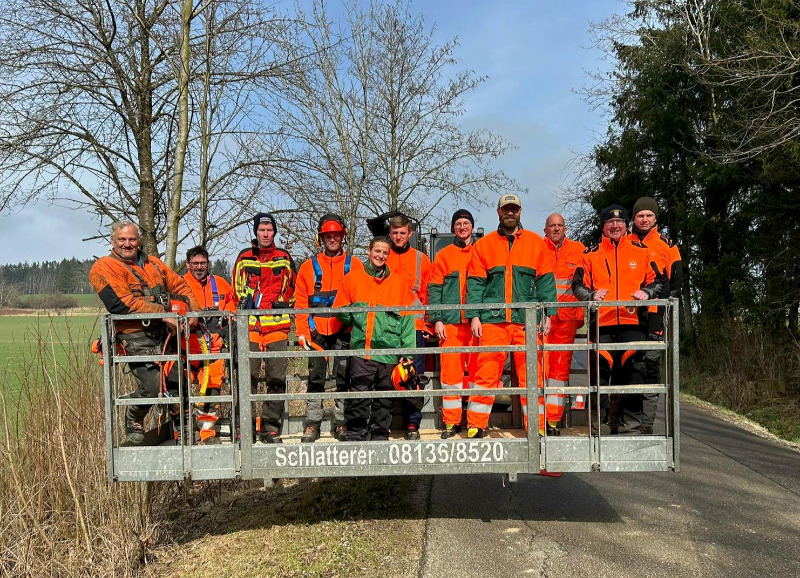 Ausbildung in den Bäumen – 8 Feuerwehrdienstleistende an der Motorsäge ausgebildet