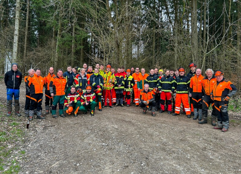 Sicherer Umgang mit der Motorsäge: 27 Feuerwehrkräfte erfolgreich ausgebildet