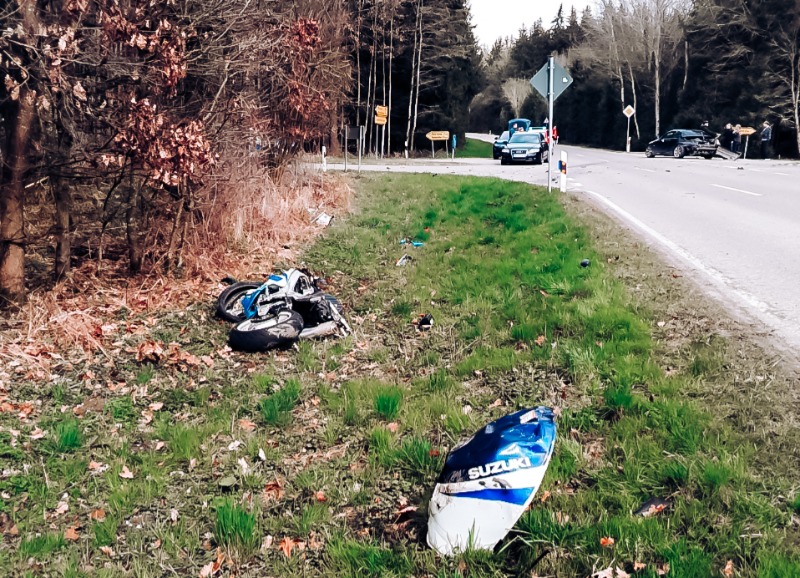 Motorradfahrer nach Kollision mit PKW schwer verletzt