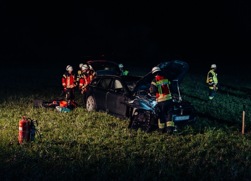 Schwerer Verkehrsunfall bei Niederroth - Pkw überschlägt sich