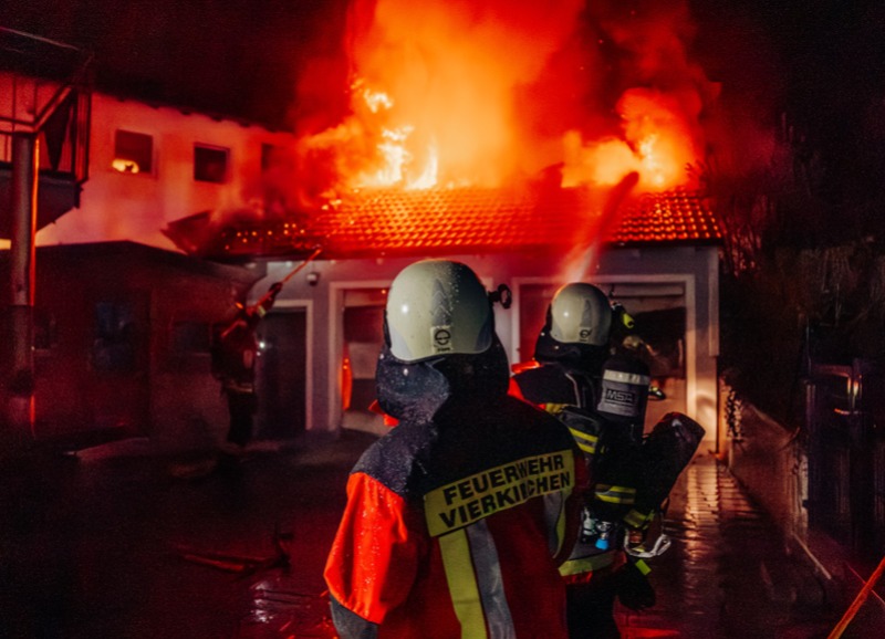 Nächtlicher Garagenbrand in Vierkirchen - Schnelles eingreifen verhindert Ausbreitung