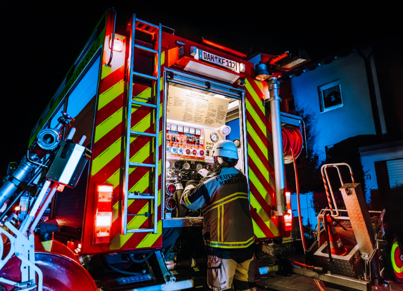 Nächtlicher Balkonbrand in Karlsfeld: Feuerwehr verhindert schlimmeres