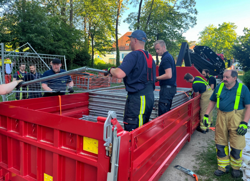 Ehrenamtliche Helfer bauen Notunterkunft ab