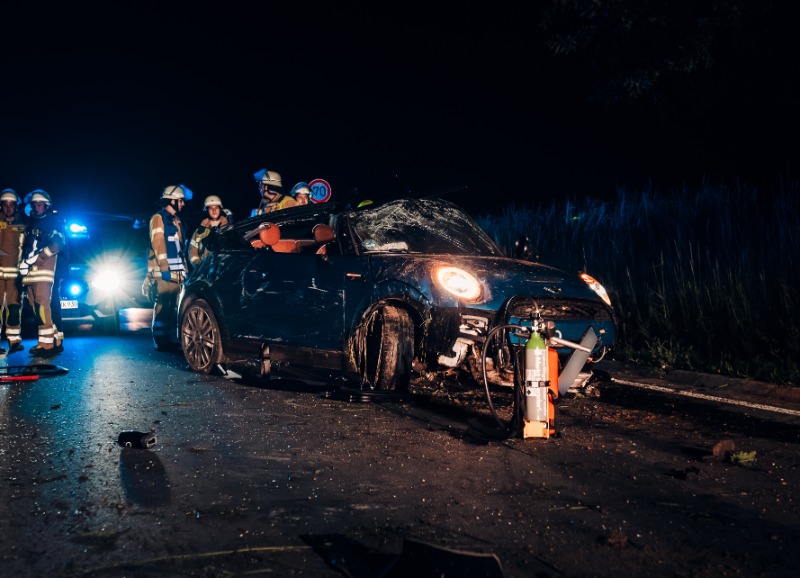 PKW kommt von Fahrbahn ab und prallt gegen mehrere Bäume