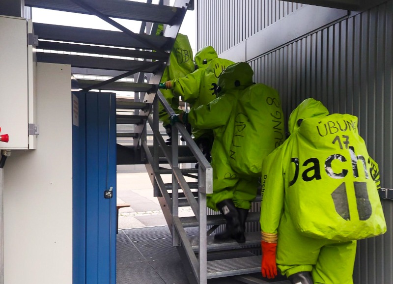 Sicher im Chemikalienschutzanzug: 13 Einsatzkräfte der Feuerwehr Weichs ausgebildet