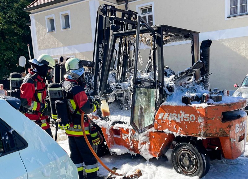 Gabelstaplerbrand in Vierkirchen - Feuerwehr verhindert schlimmeres