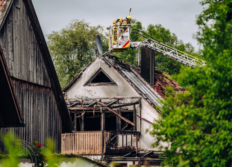 Großbrand in Ottershausen - Wohnungsbrand greift auf Dachstuhl über