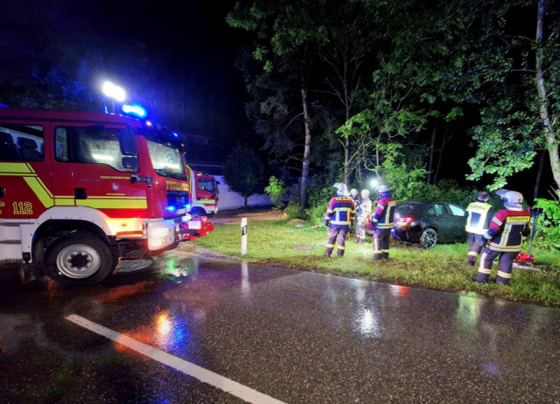 Mercedes kommt bei Feldgeding von der Fahrbahn ab