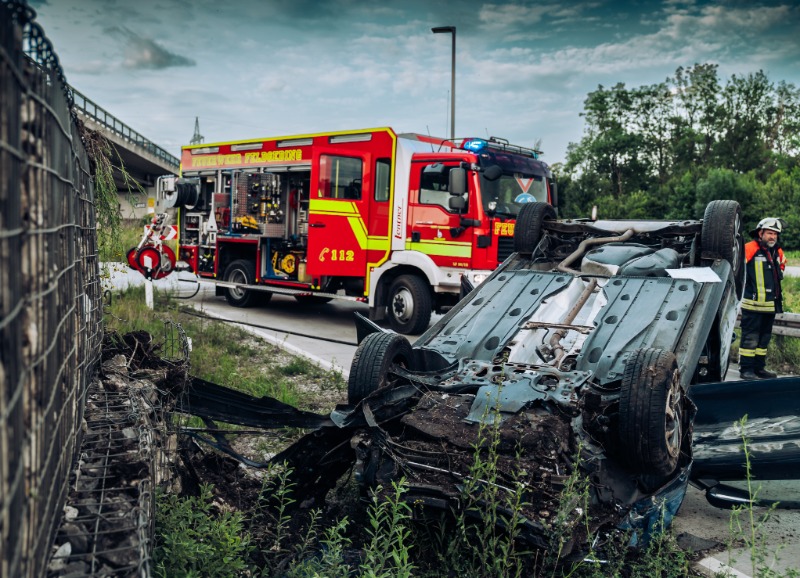 PKW überschlägt sich am Kreisverkehr
