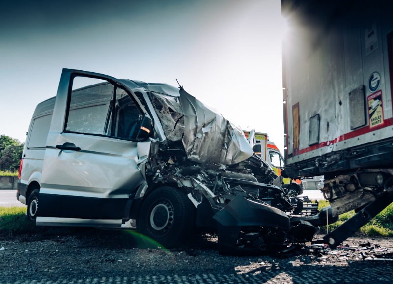 Transporter prallt auf LKW - Zwei Verletzte bei Kollision an Fronleichnam am Parkplatz Fuchsberg