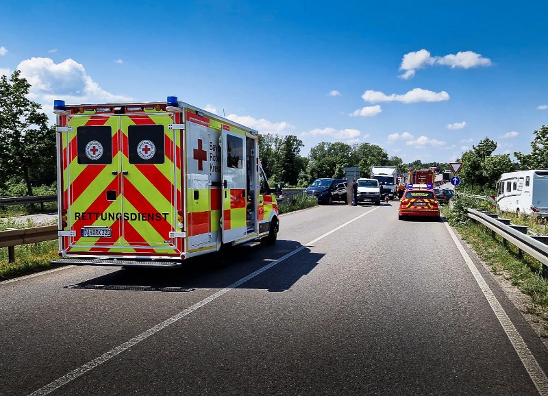 Verkehrsunfall mit vier Fahrzeugen auf der B 471