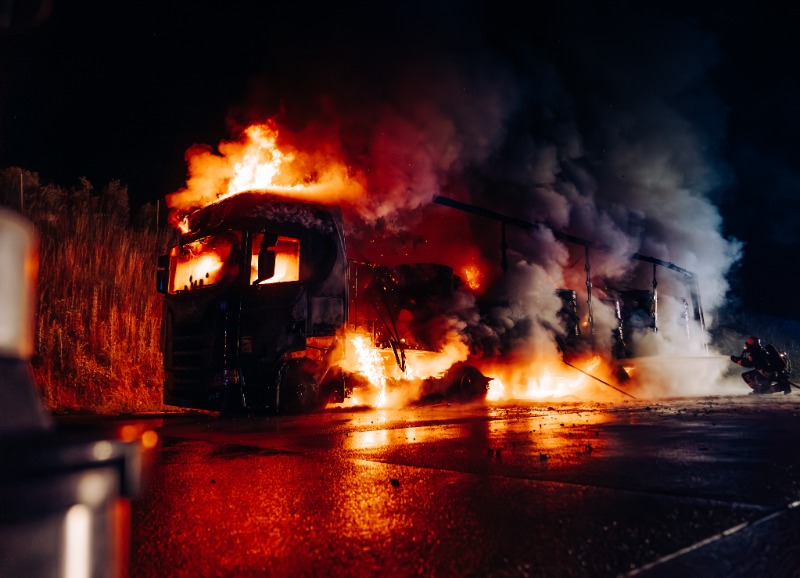 Nächtlicher Großeinsatz auf der A8 - Lkw mit Papierrollen brennt komplett aus