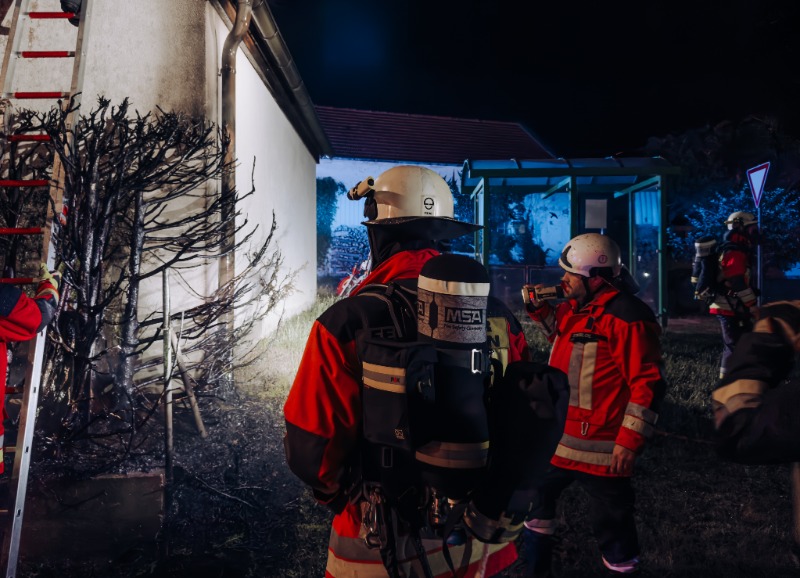 Heckenbrand in Pasenbach - Flammen drohten auf Garage überzugreifen