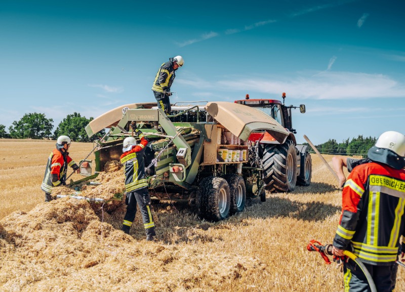 Brennende Quaderballenpresse bei Unterbachern - Feuerwehr verhindert Ausbreitung
