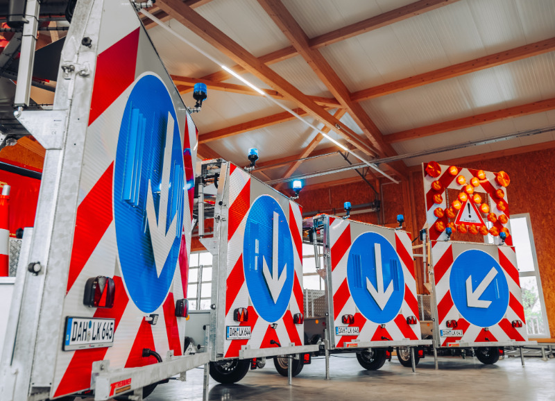 Der Landkreis übergibt vier neue Verkehrssicherungsanhänger