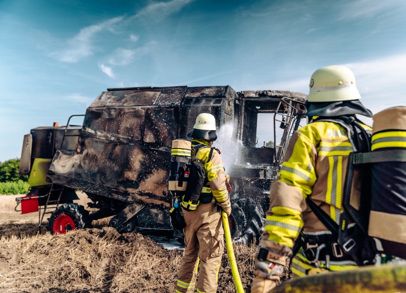 Brand bei Eichstock - Landwirtschaftliche Maschine brennt komplett aus