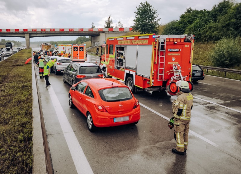 Sechs Fahrzeuge kollidieren auf der A8