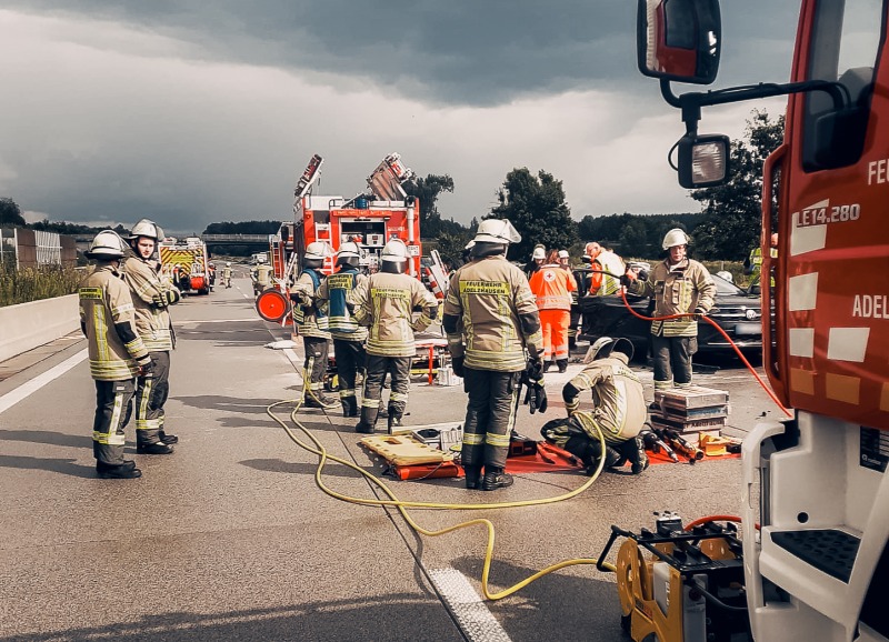 Schwerer Verkehrsunfall mit 8 beteiligten Fahrzeugen auf der Autobahn