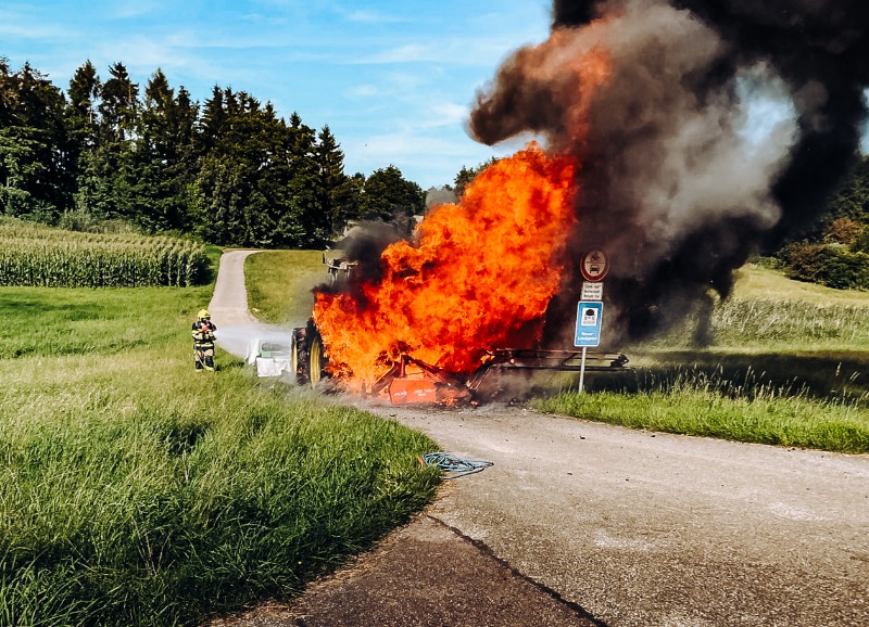 Traktor in Flammen – Diesel droht ins Erdreich zu laufen