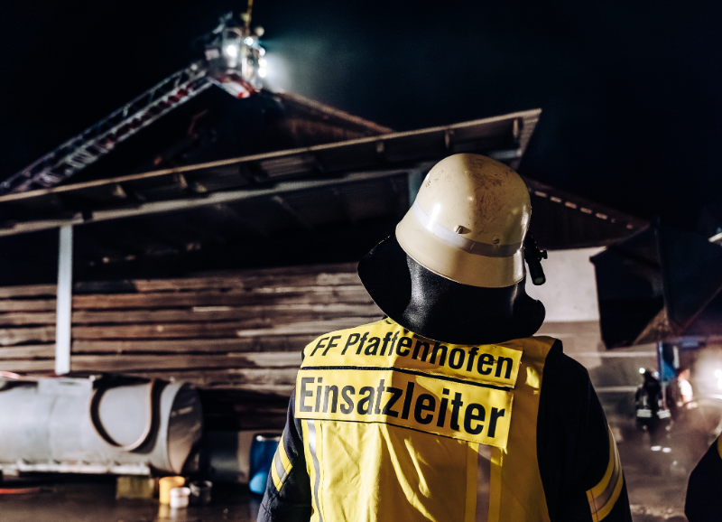 Brand in Pfaffenhofen a. d. Glonn - Schnelles eingreifen verhindert Vollbrand einer Lagerhalle