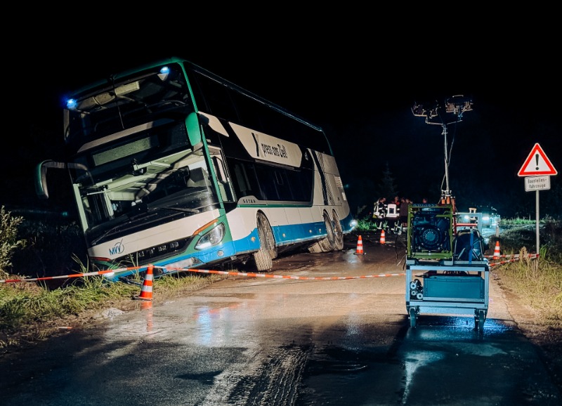 Einsatz bei Unterweikertshofen - Bus kommt von der Fahrbahn ab
