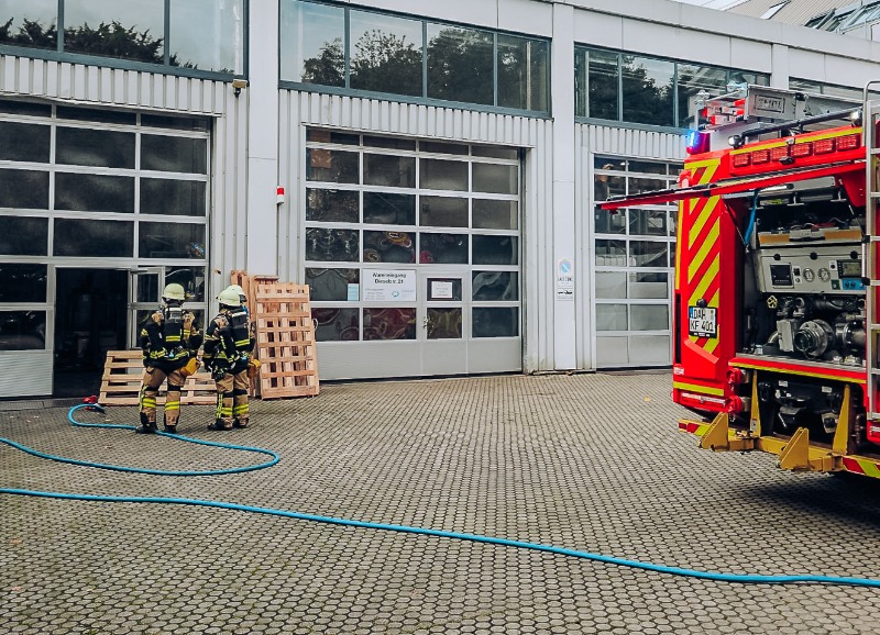 Entstehungsbrand in Karlsfelder Gewerbegebiet schnell gelöscht