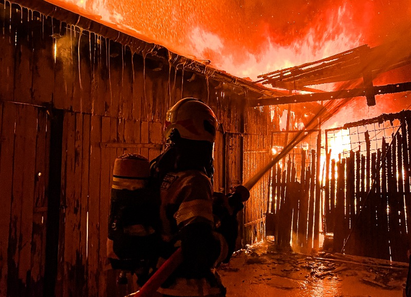 Großbrand im Inhauser Moos - gewerblicher Unterstand in Vollbrand