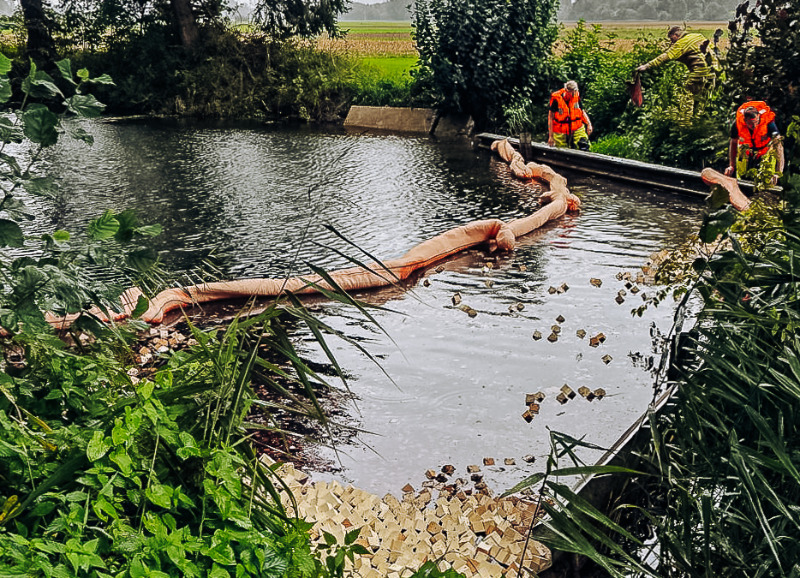 Heizöl läuft in Schacht und Weiher
