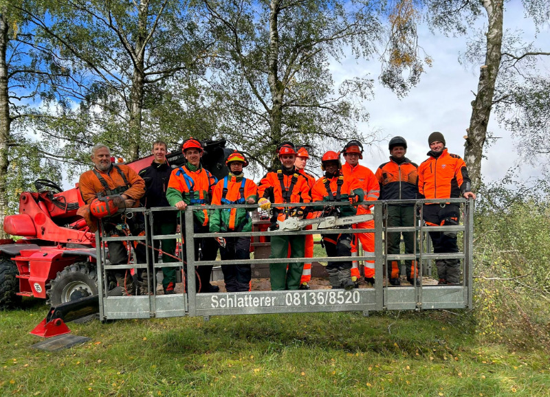 Sicherer Einsatz in großer Höhe – 8 Feuerwehrdienstleistende an der Motorsäge ausgebildet