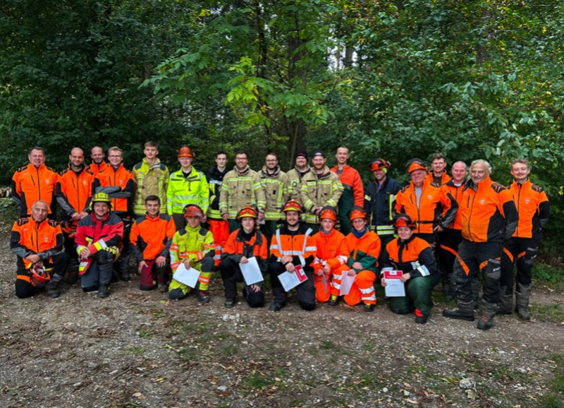17 Feuerwehrkräfte absolvieren Motorsägenlehrgang