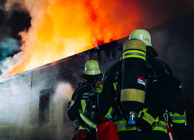 Großbrand in Industriehalle am Kräutergarten in Dachau-Ost