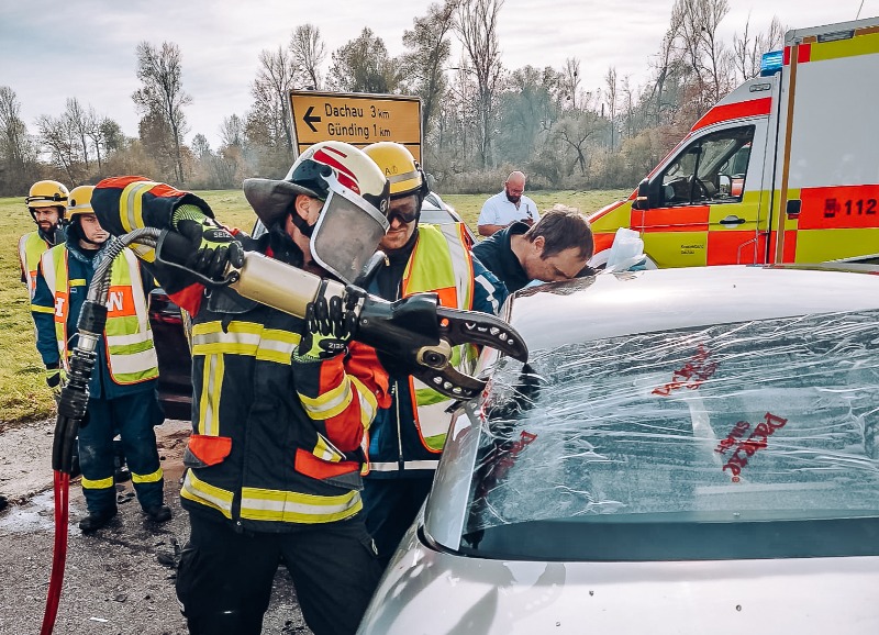 Schwerer Verkehrsunfall bei Feldgeding: Rettung mittels technischem Gerät