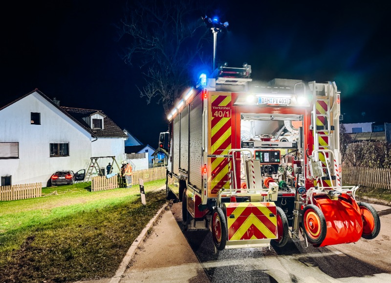 Nächtlicher Verkehrsunfall in Giebing: BMW durchbricht Gartenzaun und prallt in Wohnhaus