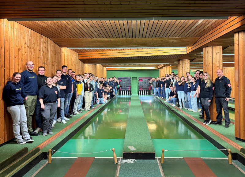 Kegelturnier in Karlsfeld: Jugendfeuerwehren zeigen Einsatz auf der Kegelbahn