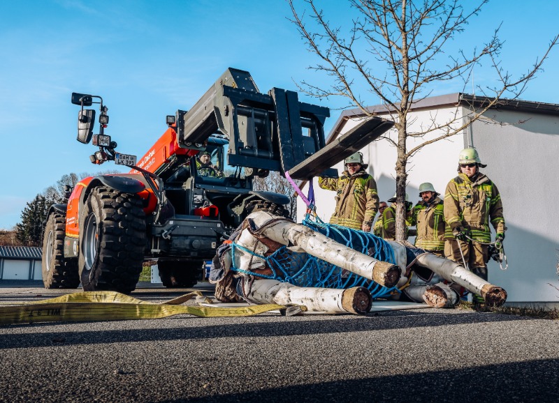 Feuerwehr und THW trainieren Großtierrettung in Hebertshausen