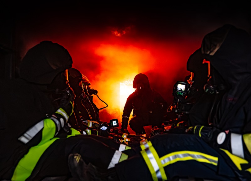 100 Atemschutzgeräteträger trainieren den Ernstfall im Brandcontainer