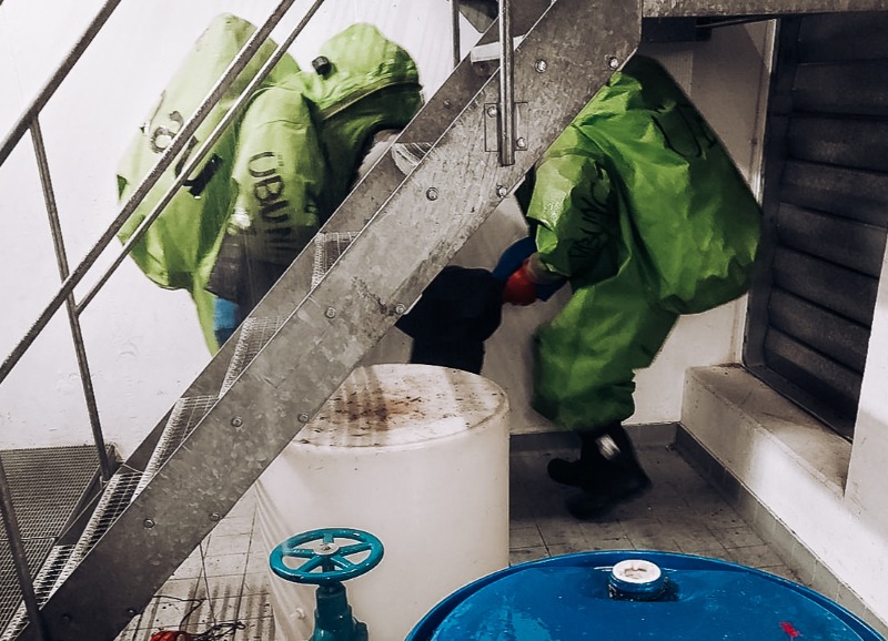 Sicher im Gefahrguteinsatz: 11 neue Träger für Chemikalienschutzanzüge ausgebildet