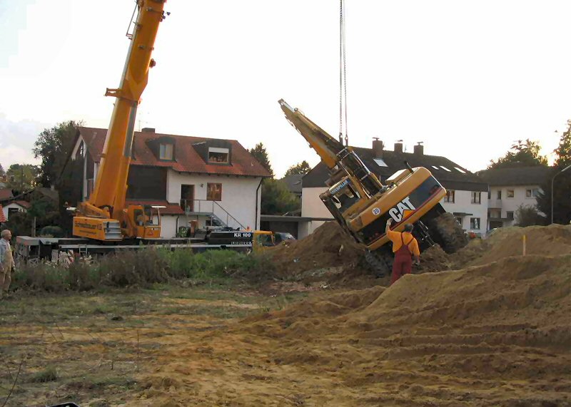 Umgestürzter Bagger in Hebertshausen