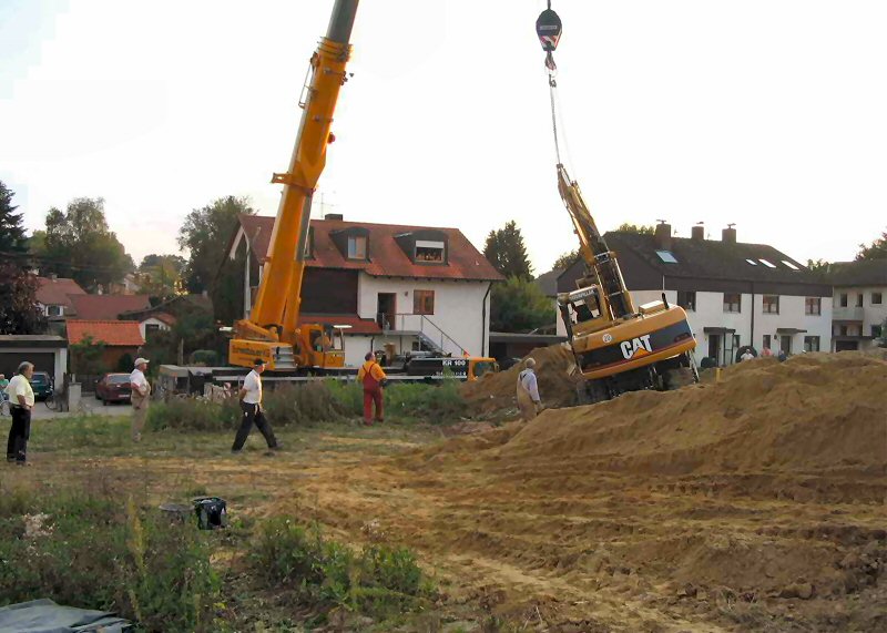 Umgestürzter Bagger in Hebertshausen