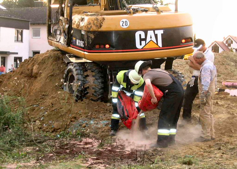 Umgestürzter Bagger in Hebertshausen